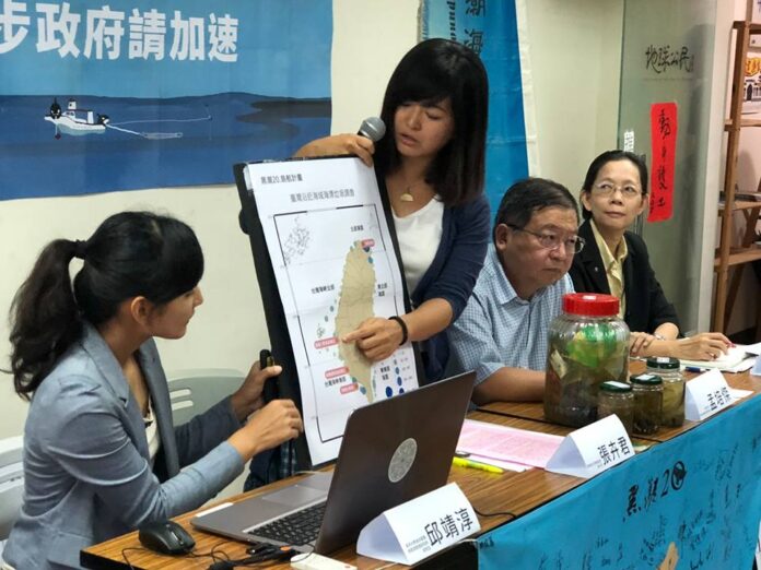 La directora de la Oficina de Conservación Marina de la Comisión Marina, Huang Hsiang-wen (derecha)