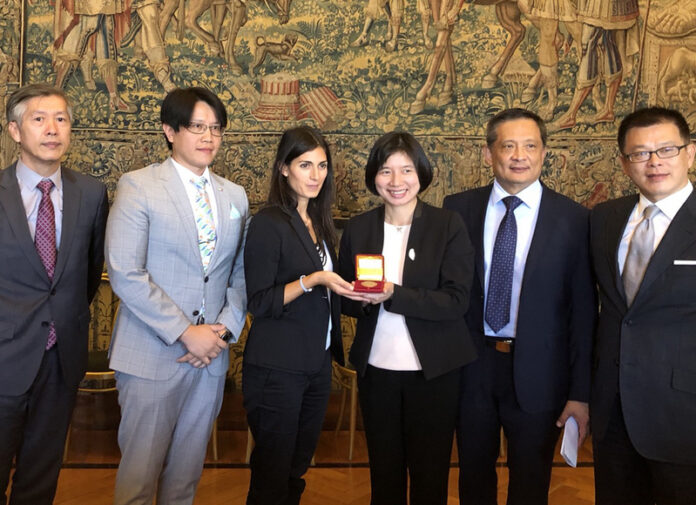 Lin Yi-ying y Virginia Raggi