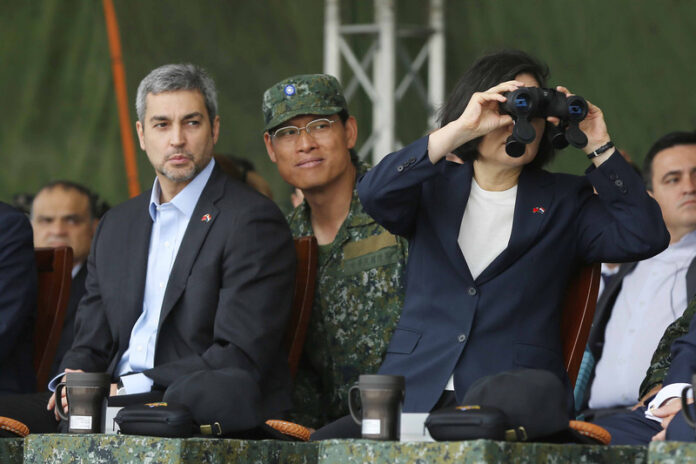 Tsai Ing-wen inspecciona ensayo militar acompañada por Mario Abdo Benítez