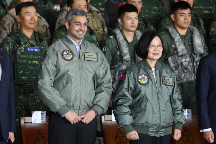 Con la chaqueta de vuelo del Ejército